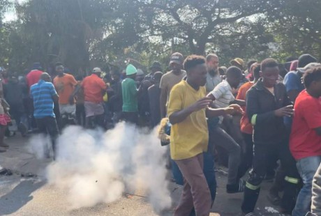 德班局势骤然升级：马拉维侨民与警方爆发激烈冲突